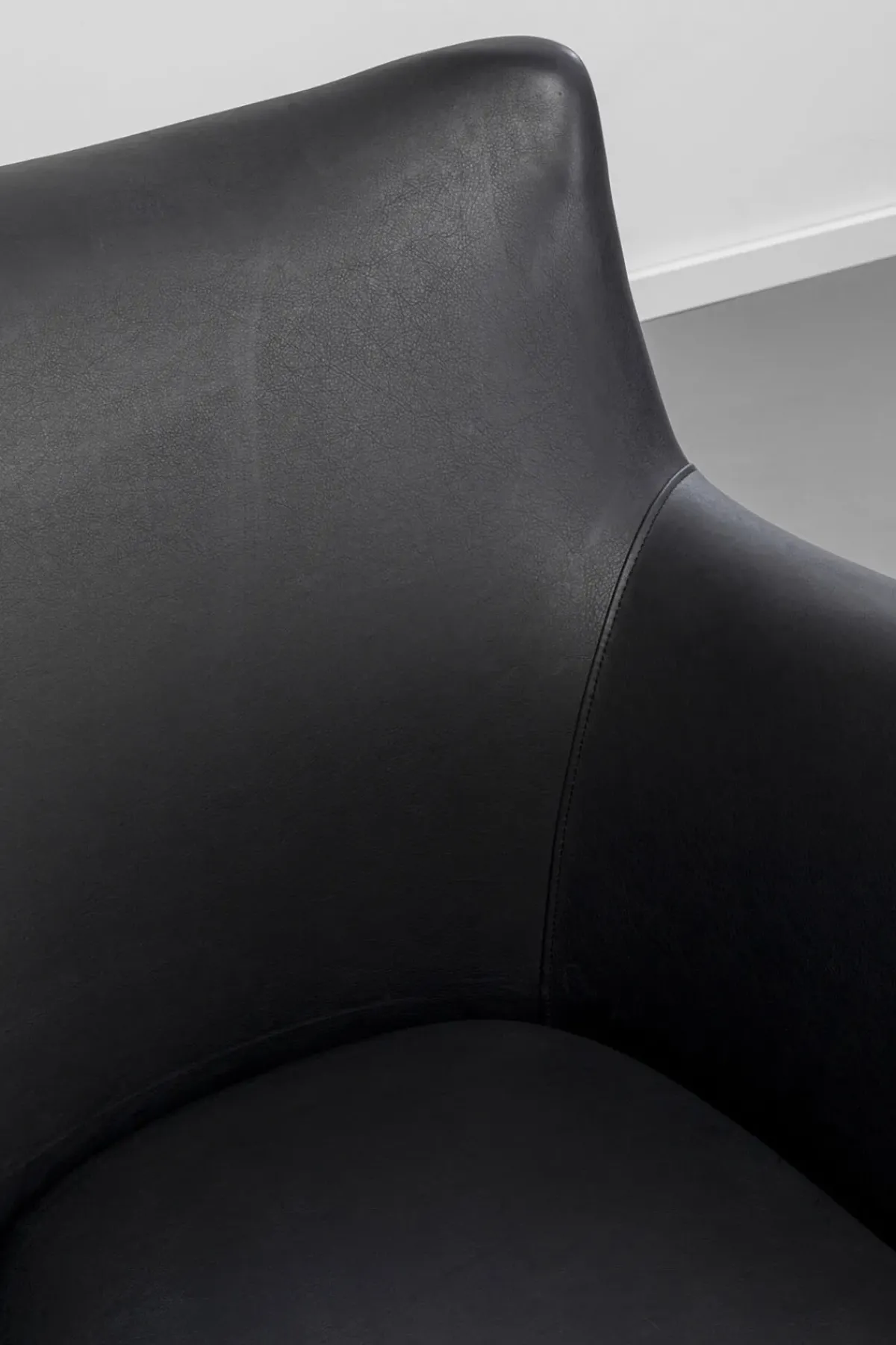 KARE24.se Fåtölj Goldfinger Smart - Svart Läder - KARE Design New