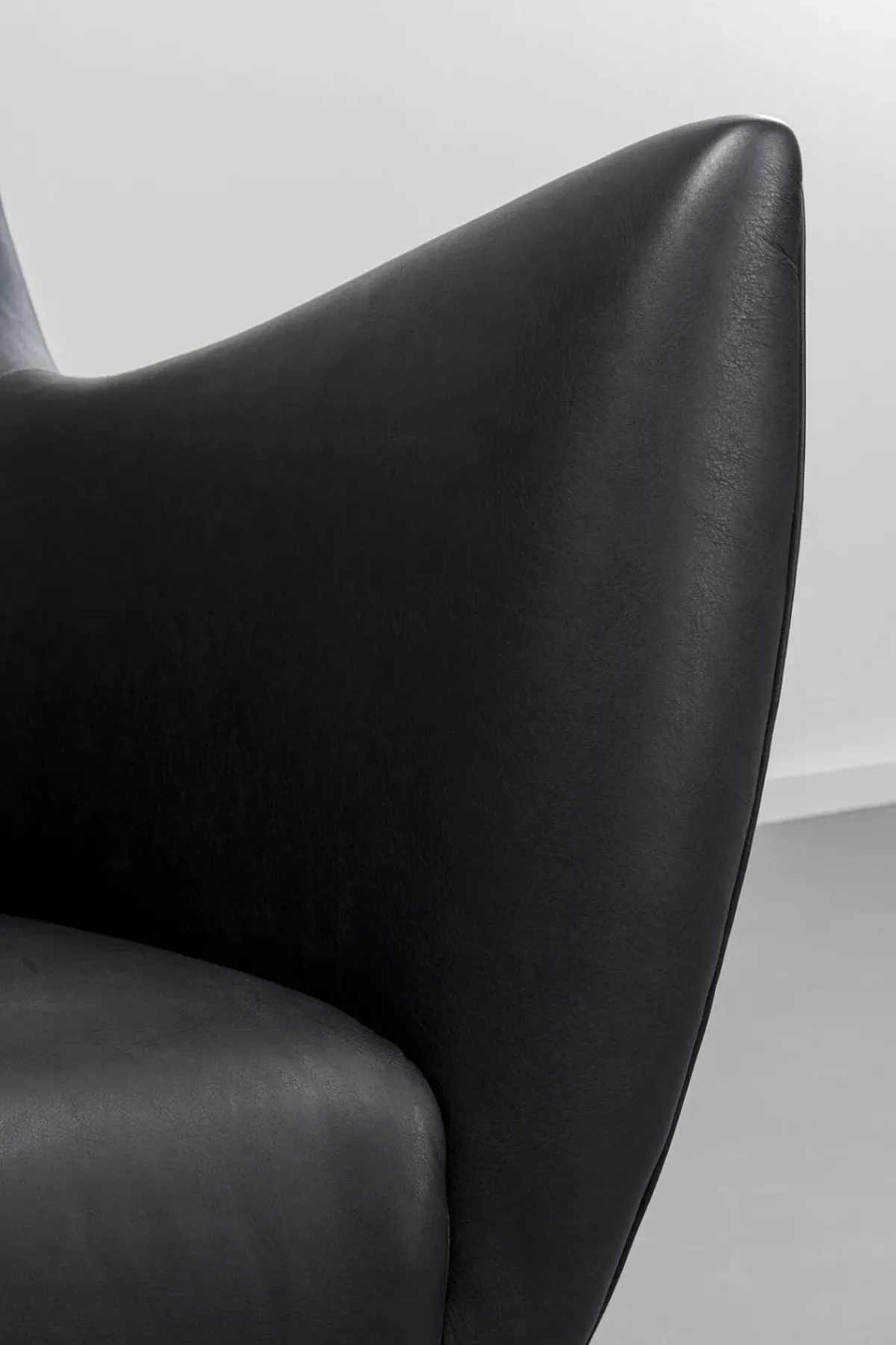 KARE24.se Fåtölj Goldfinger Smart - Svart Läder - KARE Design New