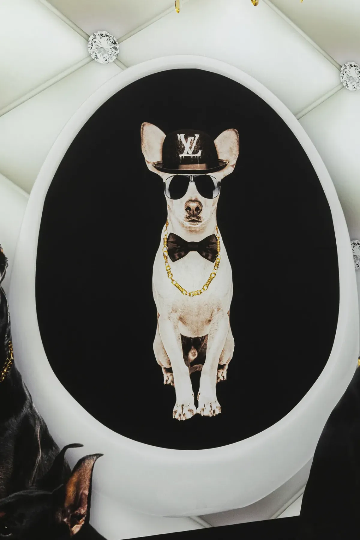 KARE24.se Glastavla Doberman Bodyguards 60x80cm - KARE Design Outlet