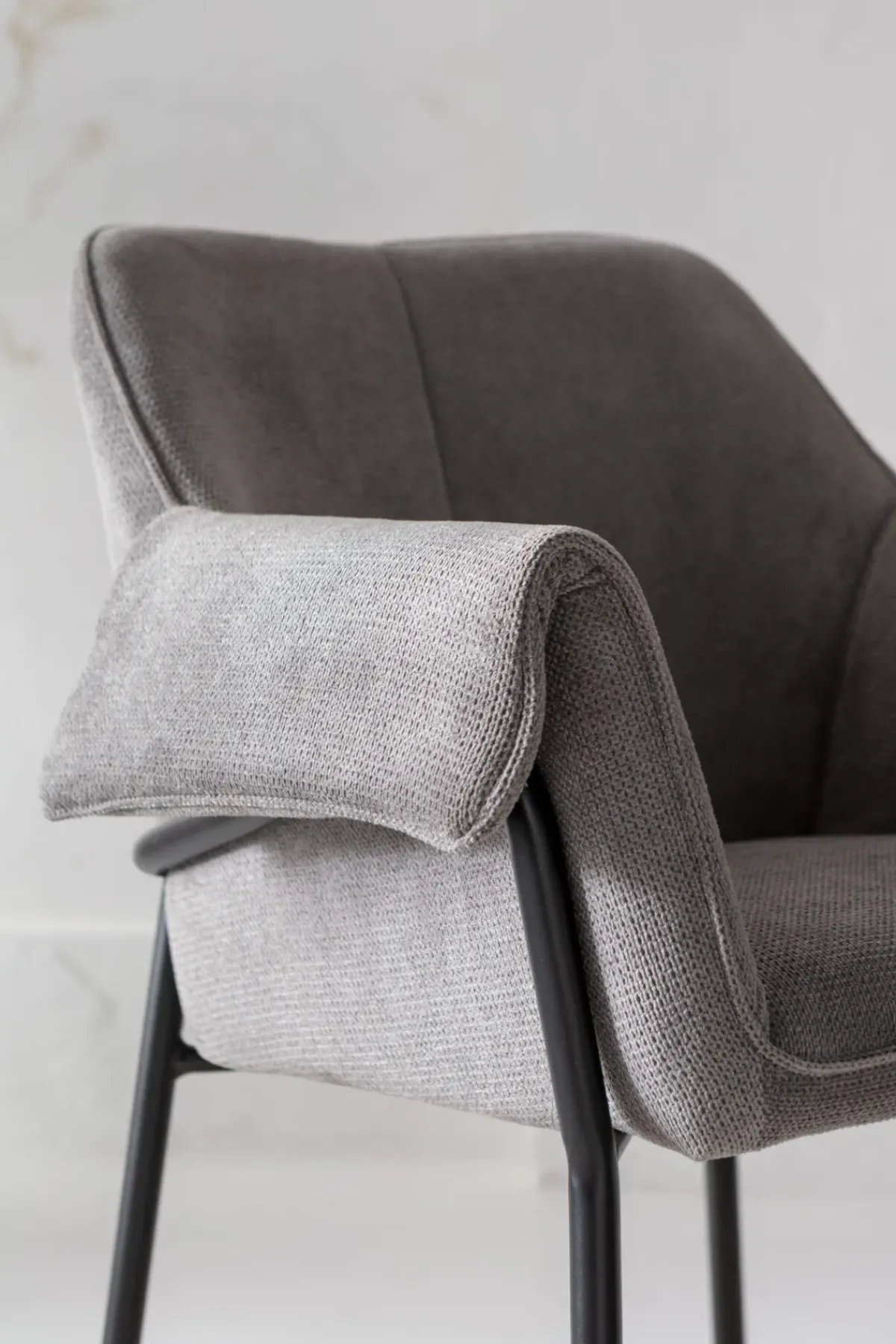 KARE24.se Karmstol Bess - Stol med armstöd, Grå - KARE Design Sale