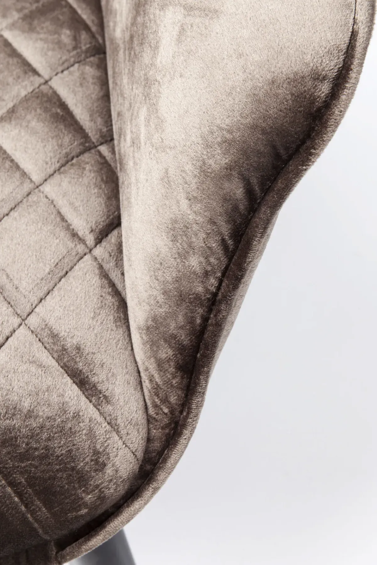 KARE24.se Karmstol Dream - Stol i Brun Sammet/Svarta Ben med Armstöd - KARE Design Online