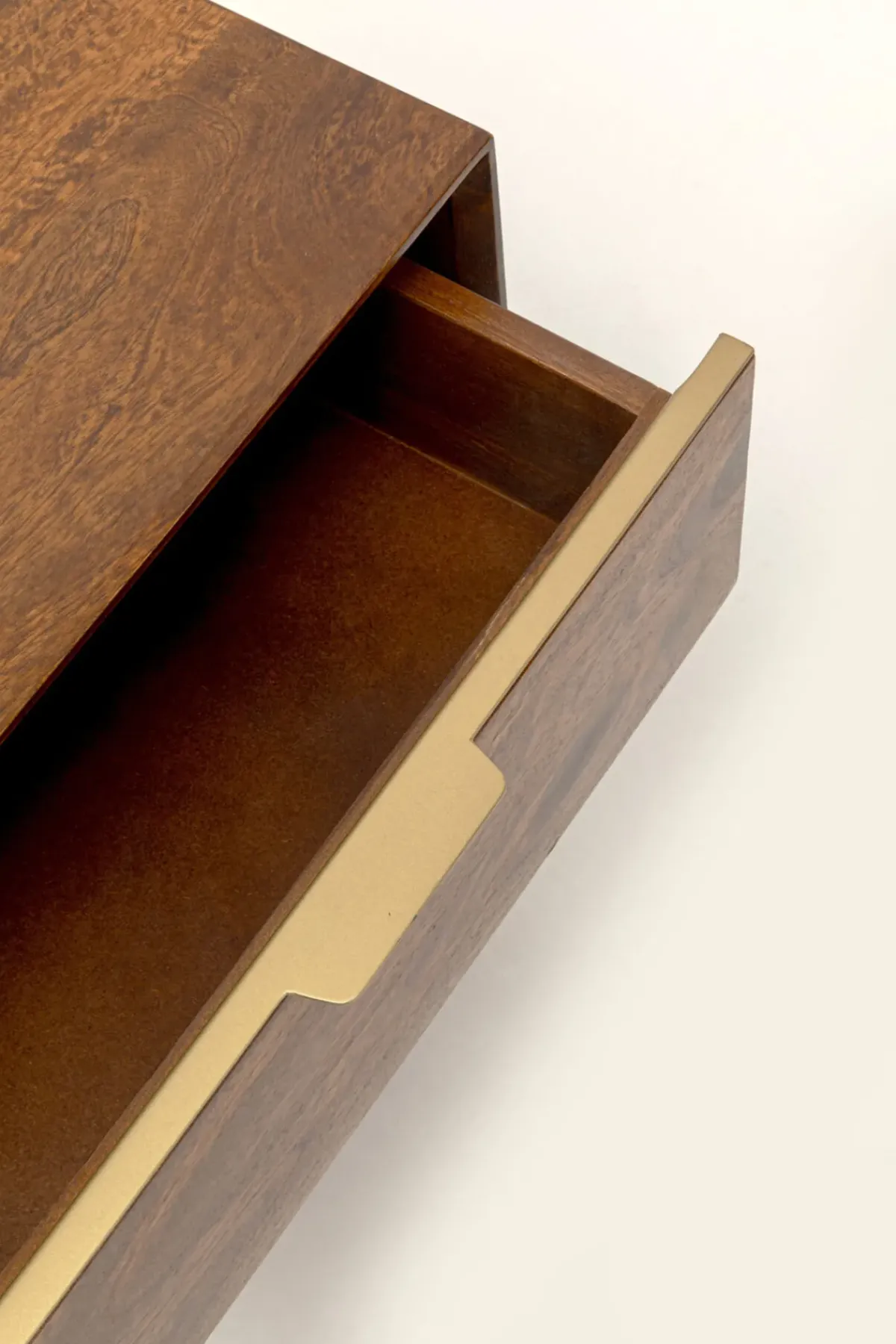 KARE24.se Sängbord Ravello med Låda - Massivt Trä - KARE Design Best
