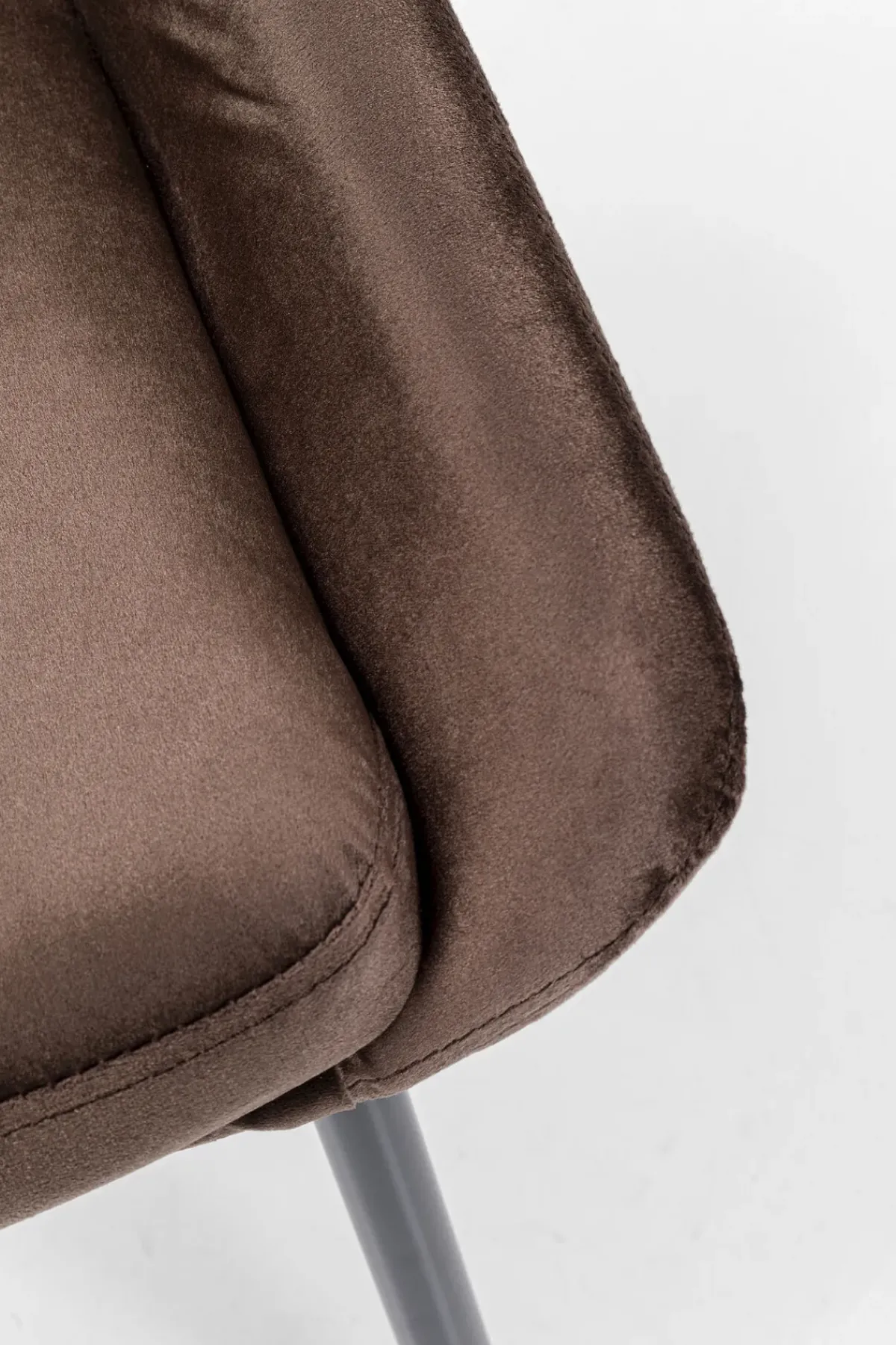 KARE24.se Stol East Side - Brun Sammet, Svarta Ben - KARE Design Outlet