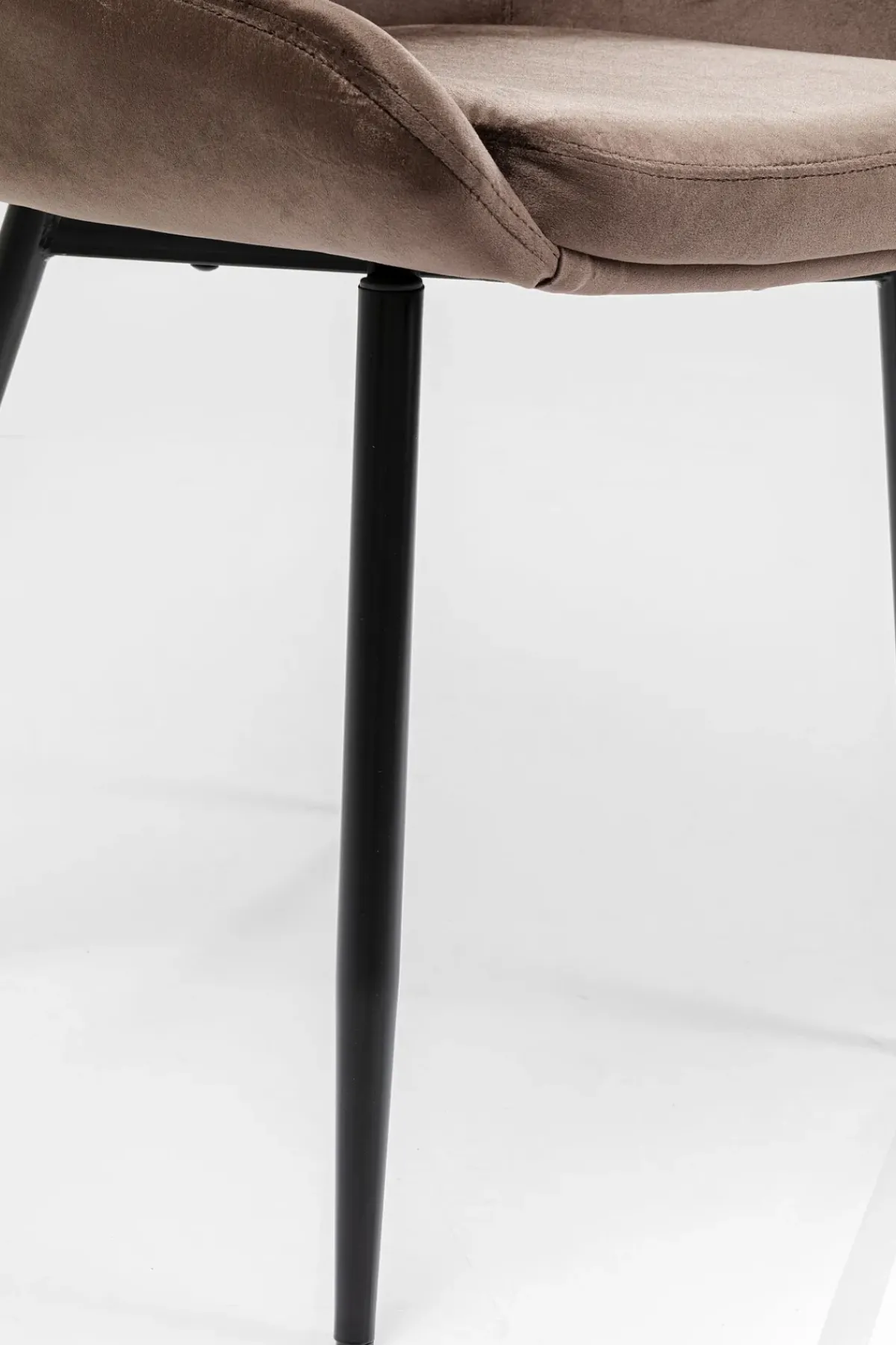 KARE24.se Stol East Side - Brun Sammet, Svarta Ben - KARE Design Outlet
